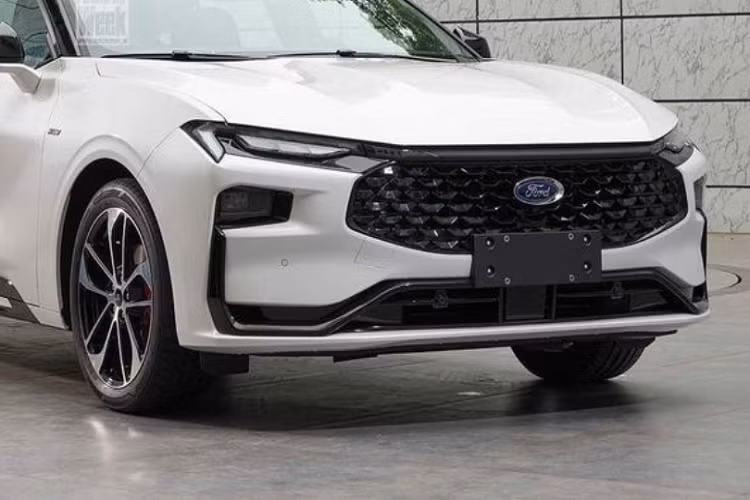 Chẳng những có kích thước lớn, Ford Mondeo 2022 còn mang trên mình thiết kế ngoại thất như kết hợp giữa Mustang Mach-E và Evos. Nếu như phần đầu xe gợi liên tưởng đến Ford Evos 2022 thì phần đuôi xe lại khá giống Mustang Mach-E. Phần đầu xe còn được trang bị lưới tản nhiệt cỡ lớn, sơn màu đen và nối liền với đèn LED định vị ban ngày.