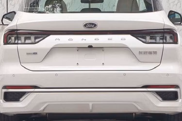 Trong khi đó, phía sau Ford Mondeo 2022 xuất hiện cụm đèn hậu nối liền với nhau bằng dải đèn ở giữa và nằm bên dưới cánh gió nhỏ. Cụm đèn hậu này có thiết kế khá giống với VinFast LUX A2.0. Tiếp đến là tem chữ nổi "Mondeo" ở giữa cửa cốp, bộ khuếch tán gió giả, 2 đầu ống xả giả và nẹp mạ crôm trên cản sau. Ngoài ra, tại thị trường Trung Quốc, mẫu sedan cỡ lớn này còn có phiên bản ST-Line thể thao hơn.