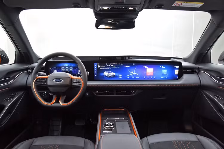 So với bản thường, Ford Mondeo ST-Line 2022 có thêm những chi tiết ngoại thất màu đen bóng như nẹp trên cản trước nối giữa 2 đèn pha, nẹp trên cản sau và cánh gió đuôi. Bên cạnh đó là bộ khuếch tán gió bên dưới cản sau và bộ vành khác biệt.