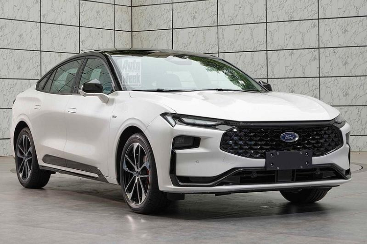 Tại thị trường Trung Quốc, Mondeo thế hệ mới sẽ do liên doanh Ford Changan sản xuất. Được phát triển dựa trên cơ sở gầm bệ C2 giống Bronco Sport, Escape, Maverick cũng như Lincoln Zephyr, Ford Mondeo 2022 mới sở hữu chiều dài 4.935 mm, chiều rộng 1.875 mm, chiều cao 1.500 mm và chiều dài cơ sở 2.945 mm.