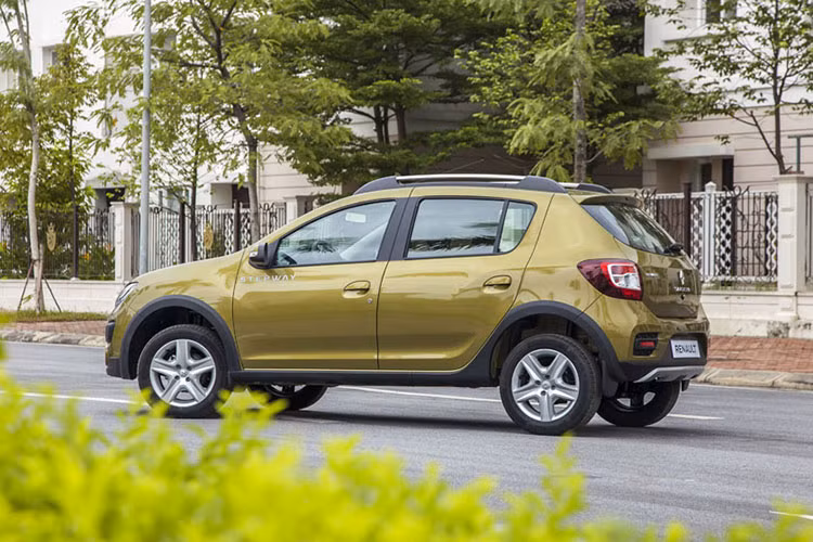 Renault Sandero Stepway đời 2016 đã qua sử dụng rao bán với giá 355 triệu đồng được xem là chiếc xe khá hợp lý phục vụ nhu cầu di chuyển trong đô thị, cũng như phù hợp với người yêu thích thương hiệu xe châu Âu, thay vì mua xe hạng A mới như Kia Morning, Hyundai Grand i10 hay VinFast Fadil.