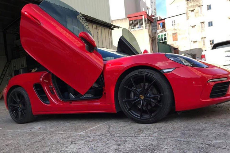 Dòng xe thể thao Porsche 718 Boxster đời 2019 trở về trước chỉ được trang bị khối động cơ xăng Boxer 6 xi-lanh, dung tích 2.0 lít, tăng áp, tạo ra công suất tối đa 296 mã lực và mô-men xoắn cực đại 380 Nm.