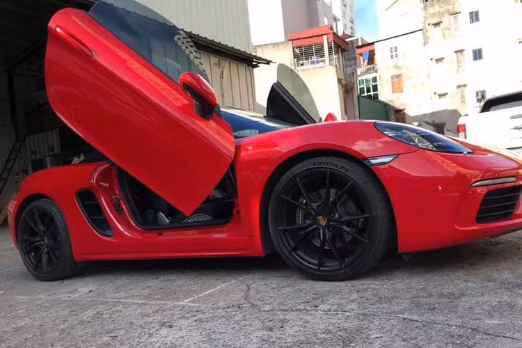 Dòng xe thể thao Porsche 718 Boxster đời 2019 trở về trước chỉ được trang bị khối động cơ xăng Boxer 6 xi-lanh, dung tích 2.0 lít, tăng áp, tạo ra công suất tối đa 296 mã lực và mô-men xoắn cực đại 380 Nm.