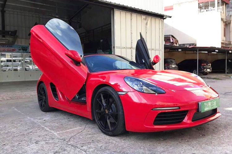 Chiếc xe trong bài viết này có gói trang bị Sport Chrono. Sức mạnh của xe thể thao mui trần này sẽ được truyền tới bánh thông qua hộp số tự động 7 PDK, nhờ đó, phiên bản xe Porsche 718 Boxster có thể tăng tốc từ vị trí xuất phát lên 100 km/h trong thời gian chỉ 4,7 giây trước khi đạt tốc độ tối đa là 275 km/h.