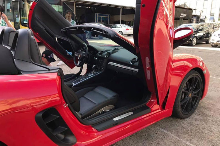Được biết, hiện chiếc xe Porsche 718 Boxster đời 2019 độ cửa cắt kéo đã chạy được quãng đường dài hơn 22.600 km và đang được chào bán với mức giá từ 5 tỷ đồng. Số tiền này đã bao gồm các tùy chọn chính hãng cùng đồ chơi độ và cả chi phí lăn bánh của xe.