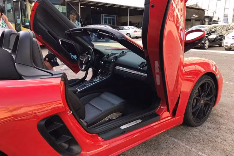 Được biết, hiện chiếc xe Porsche 718 Boxster đời 2019 độ cửa cắt kéo đã chạy được quãng đường dài hơn 22.600 km và đang được chào bán với mức giá từ 5 tỷ đồng. Số tiền này đã bao gồm các tùy chọn chính hãng cùng đồ chơi độ và cả chi phí lăn bánh của xe.