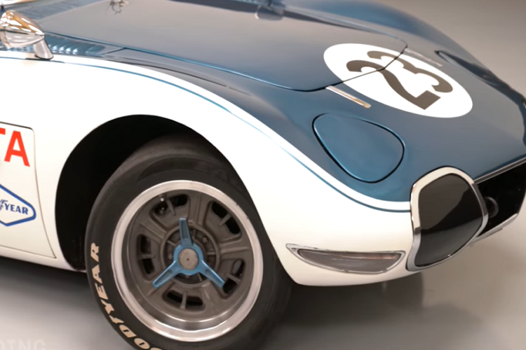 Được giới thiệu vào những năm 1960 để nâng tầm thương hiệu Nhật Bản, mẫu 2000GT nguyên bản có trang bị động cơ 6 xi-lanh trục cam kép, dung tích 2.0 lít được hợp tác phát triển với Yamaha.