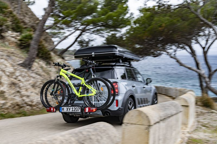 Bệ đỡ này có thể giữ 2 chiếc xe đạp và giữ chặt chúng bằng các khớp giữ chắc chắn.