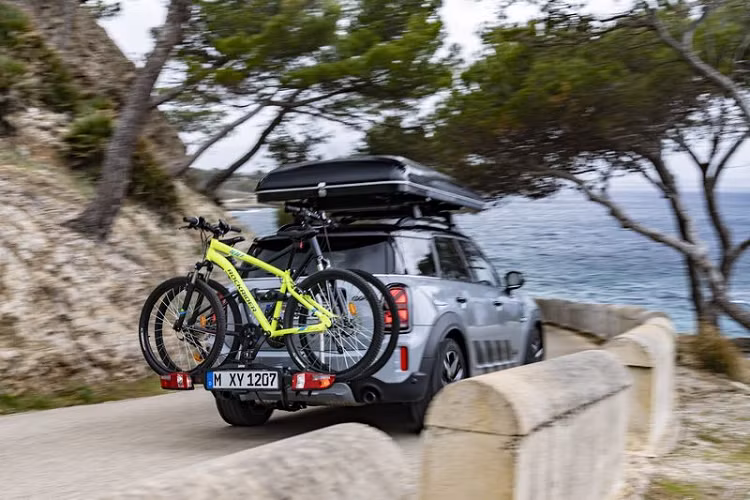 Bệ đỡ này có thể giữ 2 chiếc xe đạp và giữ chặt chúng bằng các khớp giữ chắc chắn.