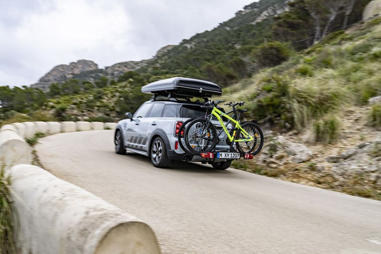 Thang nhôm gấp cũng được trang bị trong gói phụ kiện để bạn có thể dễ ràng ra vào lều. Chưa hết, Mini còn thiết kế bệ đỡ xe đạp dã ngoại được làm bằng thép chắc chắn.