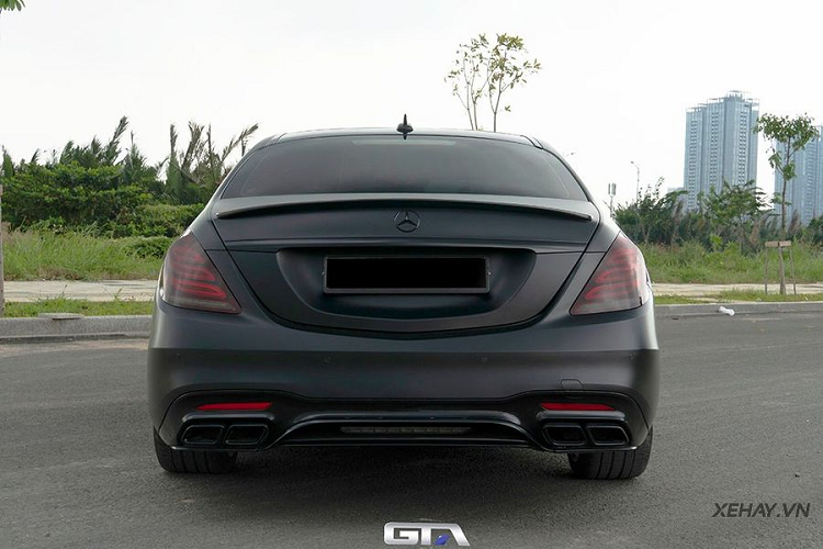 Mặc dù hiện tại hệ thống treo khí nén thích ứng đã được sử dụng rộng rãi trên các mẫu xe hạng sang nhưng tại thời điểm hơn 10 năm trước khi thế hệ w221 ra đời, đây là một công nghệ mang tính đột phá của Mercedes-Benz. Mức giá xe Mercedes-Benz S400 độ bodykit S63 AMG này không công bố cụ thể, nhưng chắc chắn lên đến cả tỷ đồng.