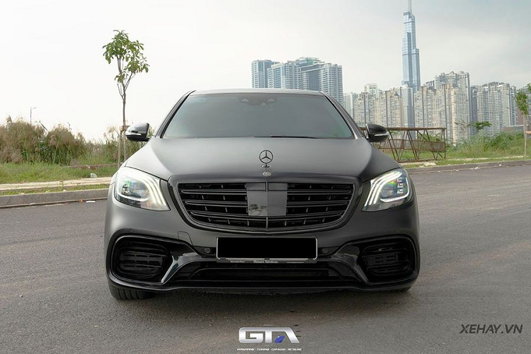 Đặc biệt, bản độ Mercedes-Benz S400 thế hệ w221 là một trong những mẫu xe đầu tiên được trang bị hệ thống treo thích ứng Magic Body Control bao gồm một camera gắn ở kính chiếu hậu trung tâm, liên tục rà soát bề mặt đường phía trước xe.