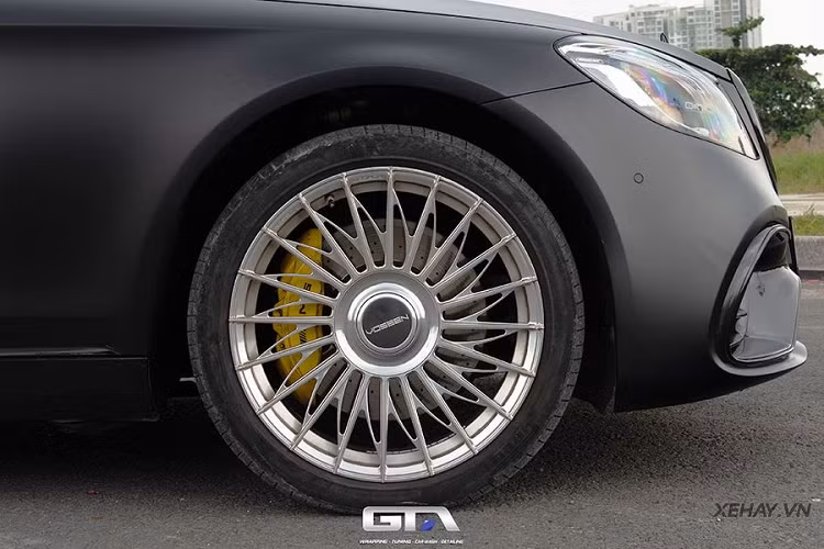 Về trang bị vận hành, Mercedes-Benz S400 sở hữu động cơ V6 3.0L tăng áp cho công suất tối đa 333 mã lực, 480Nm, đi kèm hộp số tự động 7 cấp 7G-TRONIC PLUS và hệ dẫn động 4 bánh 4MATIC. Xe tăng tốc lên 100 km/h trong 6,1 giây và đạt tốc độ tối đa 250km/h.