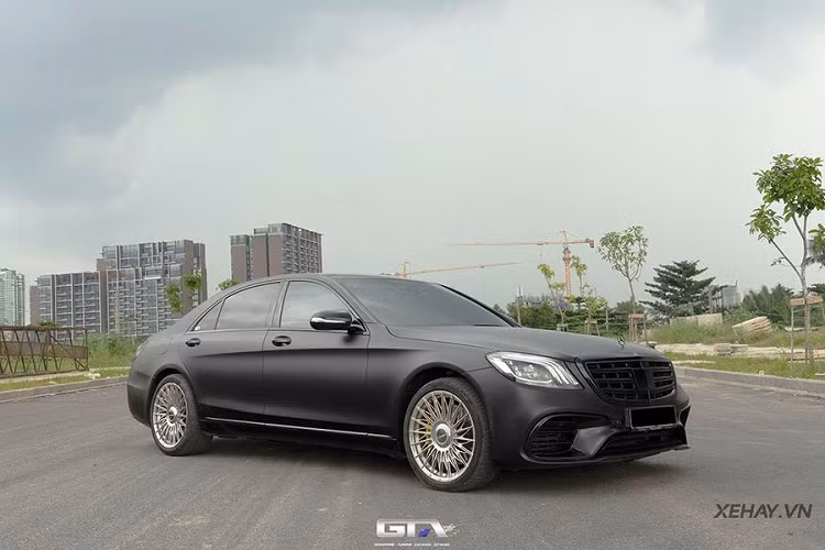 Tiếp đó, Mercedes-Benz S400 độ bodykit S63 AMG nhằm đem lại dáng vẻ thể thao hơn. Mâm xe nguyên bản đã được thay thế bằng bộ la zăng Vossen S17-15T nhập khẩu từ Mỹ.