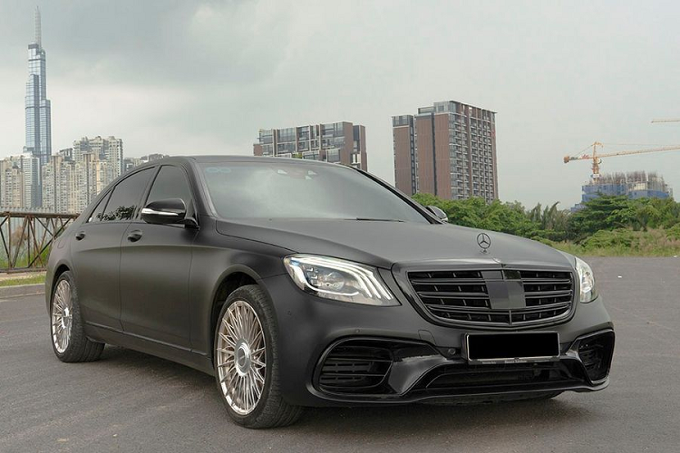 Điểm dễ nhận thấy nhất trên chiếc xe sang Mercedes-Benz S400 thế hệ w221 độ khá dữ dằn này chính là màu sơn nguyên bản đã được thay thế bằng đề can đen nhám (matte black).