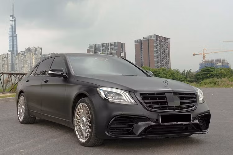 Điểm dễ nhận thấy nhất trên chiếc xe sang Mercedes-Benz S400 thế hệ w221 độ khá dữ dằn này chính là màu sơn nguyên bản đã được thay thế bằng đề can đen nhám (matte black).