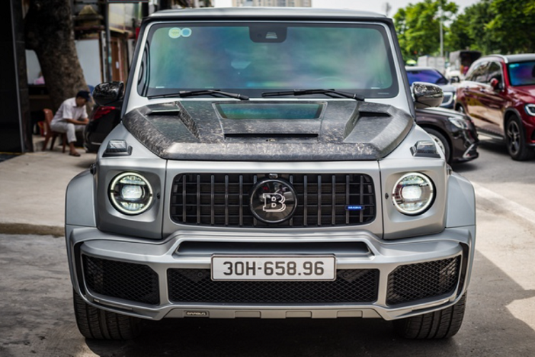 Phần nắp capo của Mercedes-AMG G63 độ Brabus 800 từ chất liệu forged carbon và có thể nhìn xuyên vào khối động cơ V8. Ngoài ra, những chi tiết khác được giữ nguyên như lưới tản nhiệt nan dọc Panamericana hay đèn pha LED Multibeam dạng tròn.