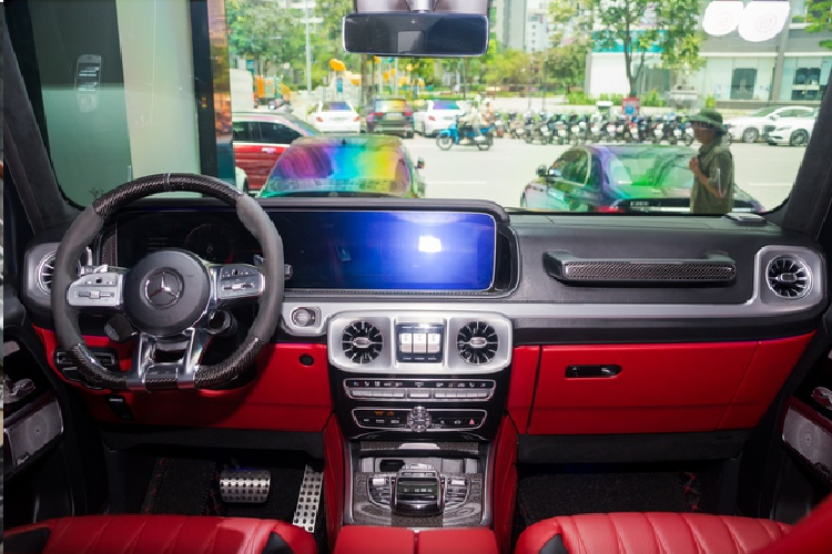 Các chi tiết forged carbon cũng xuất hiện tại các chi tiết như tay nắm cửa, nẹp ngang xe. Bộ mâm vẫn được giữ nguyên bản với loại đa chấu của AMG, kích thước 22 inch sơn đen.