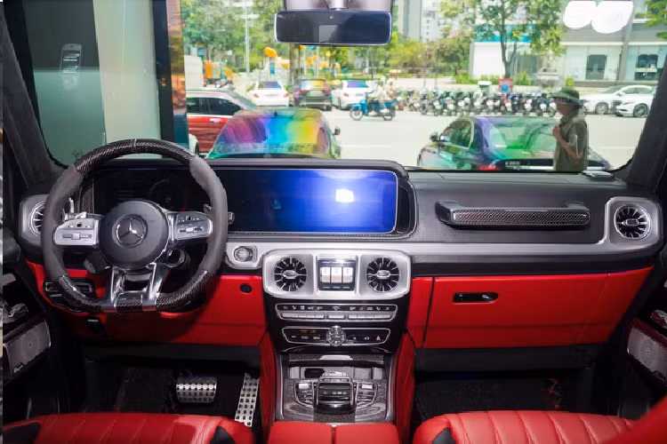 Các chi tiết forged carbon cũng xuất hiện tại các chi tiết như tay nắm cửa, nẹp ngang xe. Bộ mâm vẫn được giữ nguyên bản với loại đa chấu của AMG, kích thước 22 inch sơn đen.