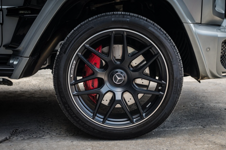 Nhiều chi tiết được ốp carbon như ốp cánh cửa, cụm điều khiển trung tâm, ốp viền màn hình. Một số trang bị khác bao gồm màn hình đôi kích thước 12,3 inch ở bảng táp-lô, ô cửa gió điều hoà kiểu tuabin, đèn viền nội thất 64 màu, loa Burmester, điều hòa tự động ba vùng, cửa sổ trời,…