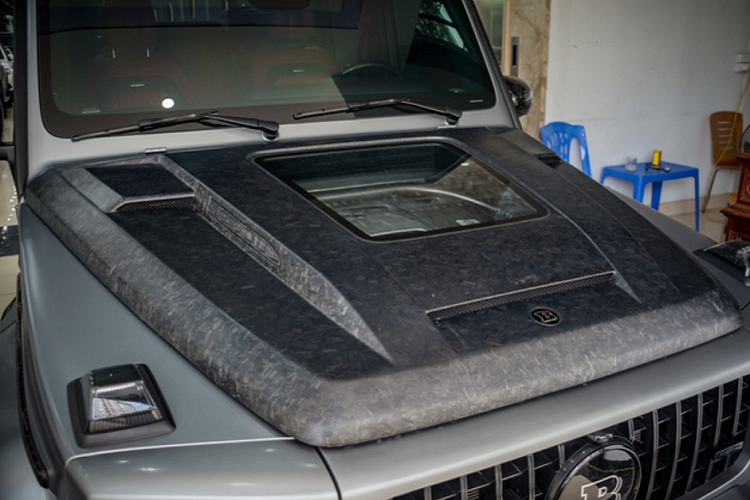 Không những thế, chủ cũ chiếc G63 này còn trang bị thêm bậc bệ cửa trên hàng ghế trước giúp việc lên/xuống xe trở nên dễ dàng hơn.