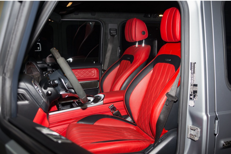 Khoang nội thất chiếc G63 bọc da Nappa khâu hoạ tiết kim cương kết hợp giữa hai tông màu đỏ và đen. Tiếp đến, trên vô-lăng bọc Alcantara và carbon tích hợp nhiều nút bấm hỗ trợ người lái, phía dưới còn có 2 núm điều chỉnh chế độ chạy, hệ thống treo, âm thanh ống xả.