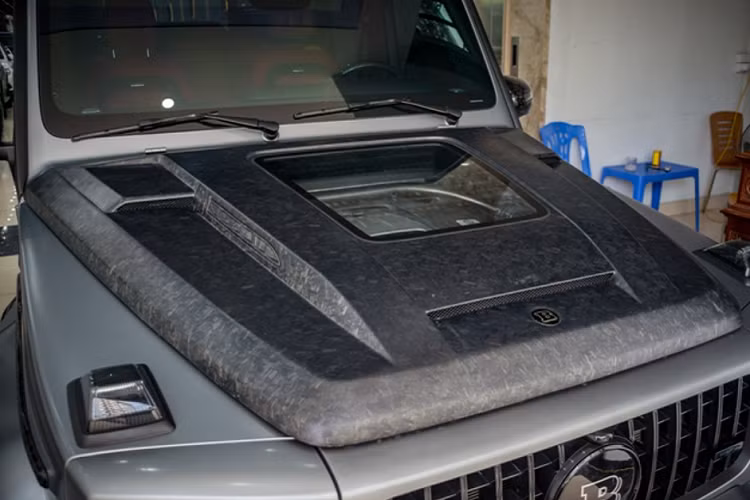 Các tiện ích ghế ngồi gồm chỉnh điện tích hợp làm mát/sưởi và ghi nhớ 3 vị trí. Hàng ghế sau sở hữu một bệ tỳ tay kết hợp cùng khay để cốc. Ngoài ra, xe còn được trang bị thêm hệ thống đèn viền tại những vị trí như cửa gió điều hoà, chân ghế ngồi và tay nắm cửa.