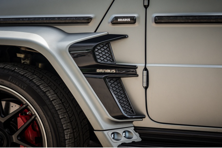 Mercedes-AMG G63 sử dụng động cơ V8, 4 lít tăng áp kép, sản sinh 577 mã lực và mô-men xoắn 850 Nm. Kết hợp hộp số tự động 9 cấp. G 63 có thể tăng tốc 0-100 km/h trong 4,5 giây và tốc độ tối đa lên tới 210 km/h. Mức giá xe Mercedes-AMG G63 độ Brabus 800 này hiện khoảng hơn 13 tỷ ở Hà Nội.