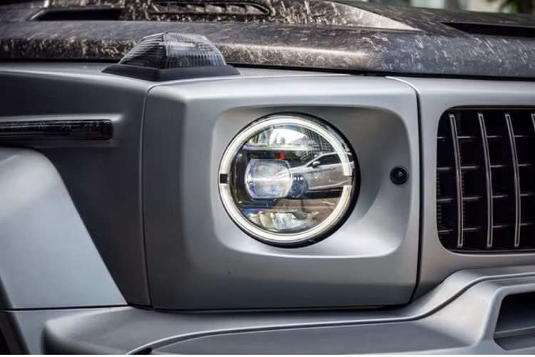 Gói độ Brabus này còn cung cấp cho chiếc xe phần vòm bánh được nới rộng hơn so với nguyên bản, bổ sung thêm các hốc hút gió giả làm tăng vẻ thẩm mỹ của chiếc SUV.