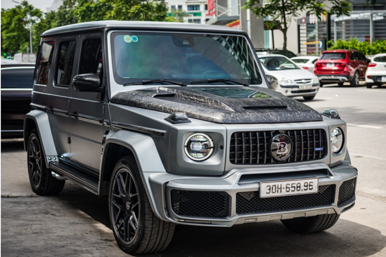 Điều đặc biệt, chủ nhân cũ của chiếc Mercedes-AMG G63 tại Hà Nội này đã chi ra hàng trăm triệu đồng nâng cấp nhiều trang bị. Được biết, lý do chủ nhân chia tay chiếc xe này là để dọn chỗ cho chiếc một chiếc G63 khác, được phân phối chính hãng và sẽ giao vào cuối năm nay.