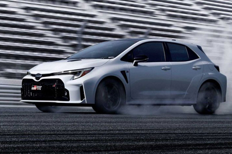 Toyota GR Corolla 2023 được trang bị trợ lý thông minh phản hồi lập tức từ câu lệnh “Hey Toyota”. Ở phiên bản mặc định, xe có hệ thống ghế ngồi thể thao bọc vải khâu chỉ xám cùng tựa đầu khâu logo GR, vô lăng thể thao bọc da, bàn đạp nhôm.