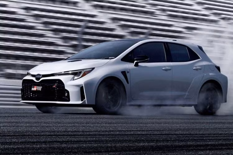 Toyota GR Corolla 2023 được trang bị trợ lý thông minh phản hồi lập tức từ câu lệnh “Hey Toyota”. Ở phiên bản mặc định, xe có hệ thống ghế ngồi thể thao bọc vải khâu chỉ xám cùng tựa đầu khâu logo GR, vô lăng thể thao bọc da, bàn đạp nhôm.