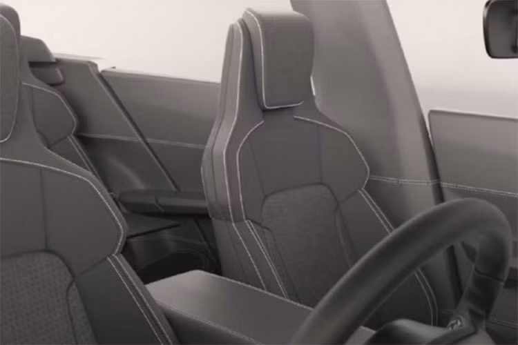 Về nội thất, Defy chạy điện mới có 4 chỗ ngồi rộng rãi, thoải mái. Toàn bộ khoang cabin đều sử dụng các vật liệu thân thiện với môi trường.