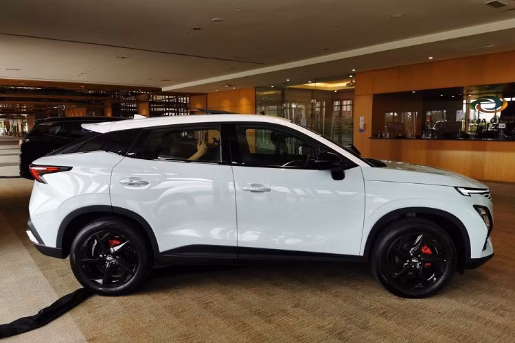 Tuy nhiên, Chery OMODA 5 vẫn rẻ hơn so với Honda HR-V (826 - 871 triệu đồng) và Toyota Corolla Cross (746 - 936 triệu đồng). Hiện nay, SUV cỡ B là phân khúc ô tô được ưa chuộng hàng đầu tại Việt Nam với doanh số cộng dồn chỉ kém sedan hạng B. Do đó, không có gì lạ khi hãng xe Chery của Trung Quốc cũng muốn tham gia vào phân khúc này.