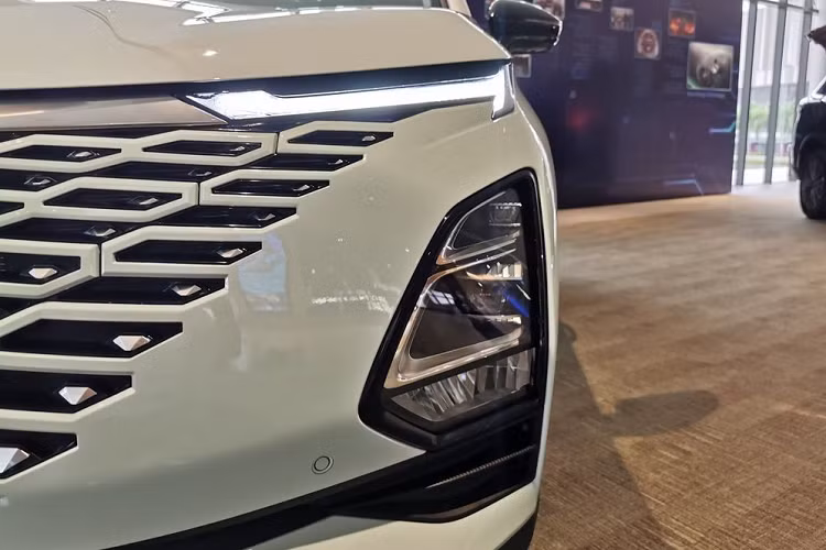 Bên cạnh đó là cụm điều khiển trung tâm cao, tạo thành vách ngăn giữa 2 ghế trước, vô lăng vát đáy thể thao, phanh tay điện tử và tính năng tự động giữ phanh tạm thời.