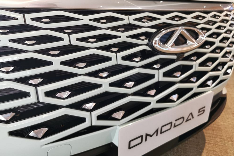 Bên trong Chery OMODA 5 là không gian nội thất được thiết kế theo phong cách hiện đại với ghế trước thể thao, tích hợp tựa đầu ghế, bảng đồng hồ kỹ thuật số và màn hình cảm ứng trung tâm nối liền với nhau, đặt nổi trên mặt táp-lô hay cửa gió điều hòa trải dài.