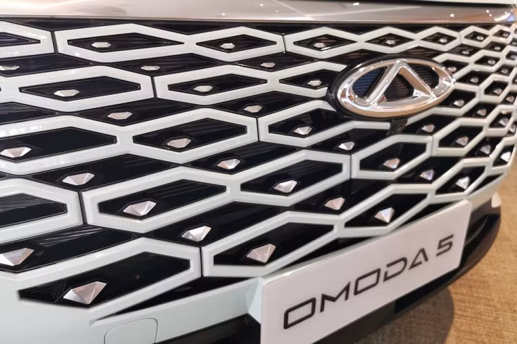 Bên trong Chery OMODA 5 là không gian nội thất được thiết kế theo phong cách hiện đại với ghế trước thể thao, tích hợp tựa đầu ghế, bảng đồng hồ kỹ thuật số và màn hình cảm ứng trung tâm nối liền với nhau, đặt nổi trên mặt táp-lô hay cửa gió điều hòa trải dài.