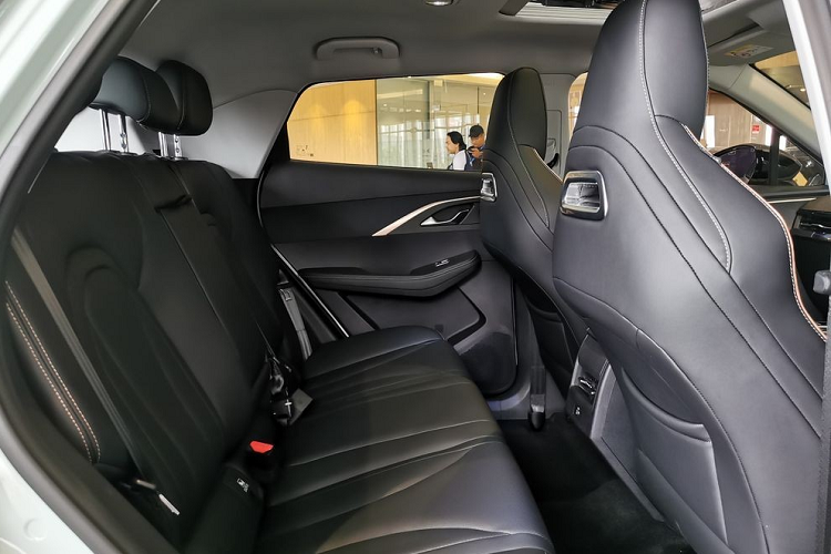 Vào hồi tháng 10/2022 vừa qua, mẫu SUV cỡ B này đã được đưa đến trưng bày tại Thái Lan và Malaysia. So với một số đối thủ cùng phân khúc như bộ ba Kia Seltos, Hyundai Creta và Honda HR-V, Chery OMODA 5 có chiều dài cơ sở lớn hơn một chút, đạt 2.630 mm.