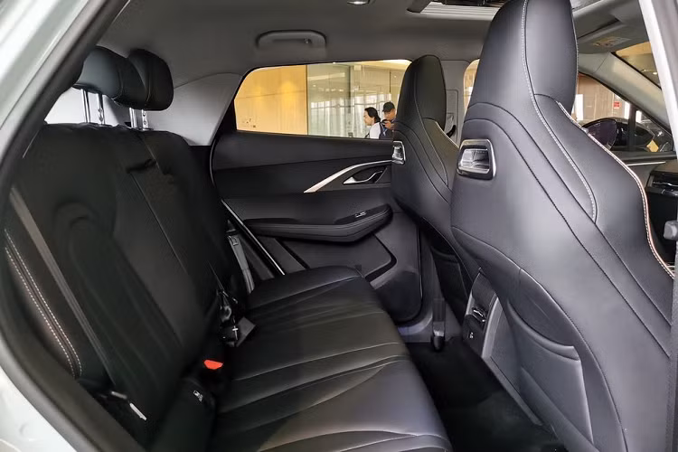 Vào hồi tháng 10/2022 vừa qua, mẫu SUV cỡ B này đã được đưa đến trưng bày tại Thái Lan và Malaysia. So với một số đối thủ cùng phân khúc như bộ ba Kia Seltos, Hyundai Creta và Honda HR-V, Chery OMODA 5 có chiều dài cơ sở lớn hơn một chút, đạt 2.630 mm.