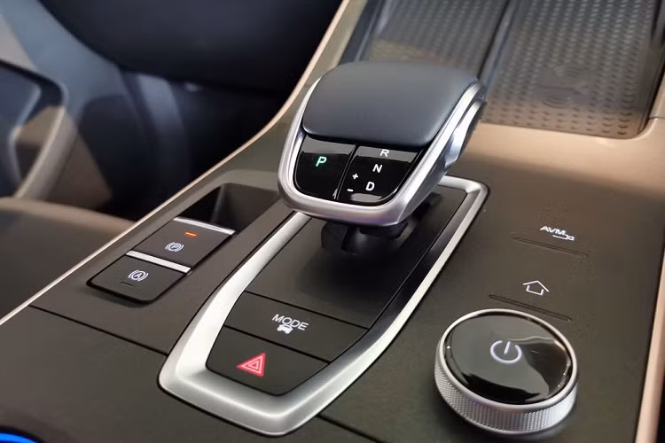 Trong khi đó, những thông số kích thước còn lại của xe bao gồm chiều dài 4.400 mm, chiều rộng 1.830 mm và chiều cao 1.588 mm.Ngoài ra, mẫu ô tô Trung Quốc này còn sở hữu thiết kế ngoại thất khá táo bạo với lưới tản nhiệt cỡ lớn và hệ thống đèn 2 tầng trên đầu xe.