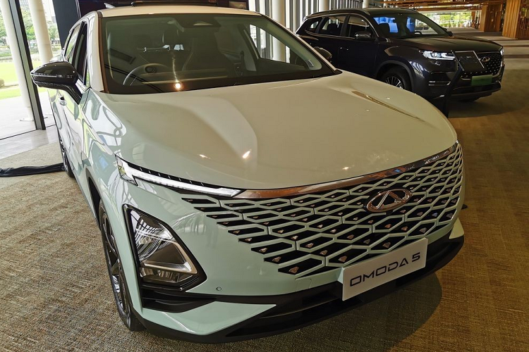 Vào hồi tháng 3 đầu năm nay, mẫu xe Chery OMODA 5 của Trung Quốc đã bất ngờ được đăng ký bảo hộ kiểu dáng công nghiệp tại Việt Nam. Kể từ đó, tin đồn liên quan đến mẫu SUV cỡ B này tại Việt Nam liên tục xuất hiện. Tuy nhiên, mãi đến nay mới có tin đồn về giá xe Chery OMODA 5.