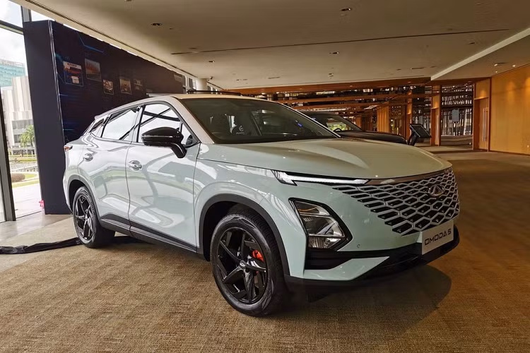 Theo tin đồn, Chery OMODA 5 tại Việt Nam sẽ có tổng cộng 3 phiên bản với giá bán dao động từ 699 - 799 triệu đồng. Như vậy, có thể thấy mẫu xe Trung Quốc này có giá bán khá cao nếu so với những đối thủ cùng phân khúc như Kia Seltos (649 - 749 triệu đồng), MG ZS (528 - 628 triệu đồng) và Hyundai Creta (640 - 740 triệu đồng).