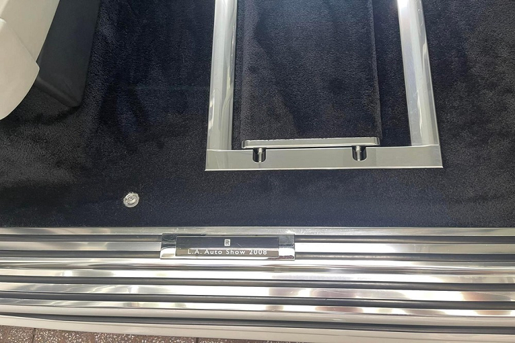 Nếu chỉ có màu sơn thôi chưa đủ vì phải trên 35 chiếc xe Rolls-Royce Phantom thế hệ thứ VII có kiểu phối màu này, điểm ấn tượng tiếp theo chính là chiếc biển số xe 56P-3939 hay còn mang hàm ý có cặp thần tài nhỏ chấn giữ mang đến sự may mắn, tài lộc cho chủ xe.