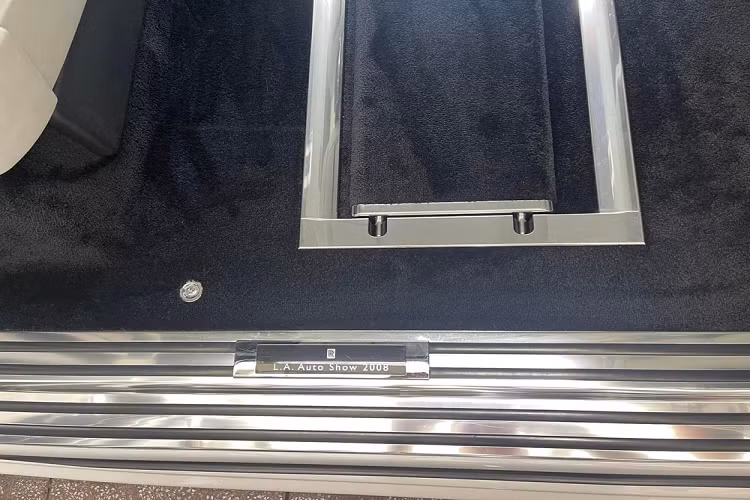 Nếu chỉ có màu sơn thôi chưa đủ vì phải trên 35 chiếc xe Rolls-Royce Phantom thế hệ thứ VII có kiểu phối màu này, điểm ấn tượng tiếp theo chính là chiếc biển số xe 56P-3939 hay còn mang hàm ý có cặp thần tài nhỏ chấn giữ mang đến sự may mắn, tài lộc cho chủ xe.