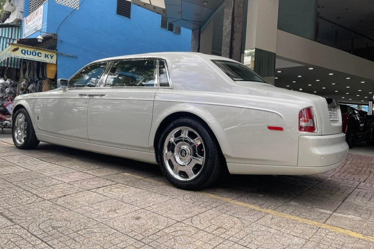 Những hình ảnh ngoại thất cho chiếc xe Rolls-Royce Phantom có tuổi đời hơn 1 thập kỷ tại dải đất hình chữ S sở hữu màu sơn trắng rất đẹp mắt và nửa thân trên xe được phối màu xám cùng các chi tiết khác được mạ crôm bóng loáng, có thể nói, đây là cách phối màu kinh điển của dòng xe Rolls-Royce Phantom từ cách đây hơn chục năm về trước nhưng hiện bộ áo này không lỗi thời. 