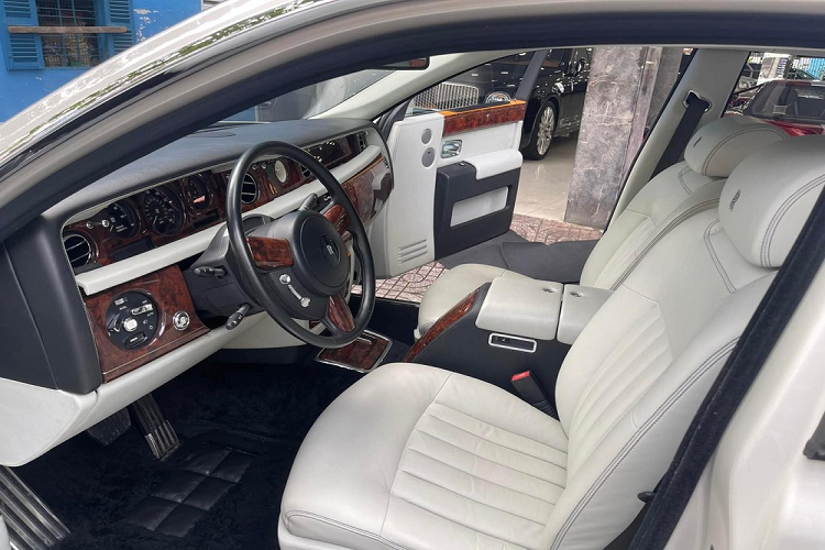 Tuy nhiên, đó là những chỉ ngoại thất xe có được và chắc vậy, người bán siêu xe có thâm niên lâu đời nhất tại Việt Nam không ghi dòng chữ "Hoa hậu già". Chỉ cần mở cửa xe sẽ biết được vì sao chiếc xe Rolls-Royce Phantom VII đeo biển số 56P-3939 được mệnh danh như vậy.