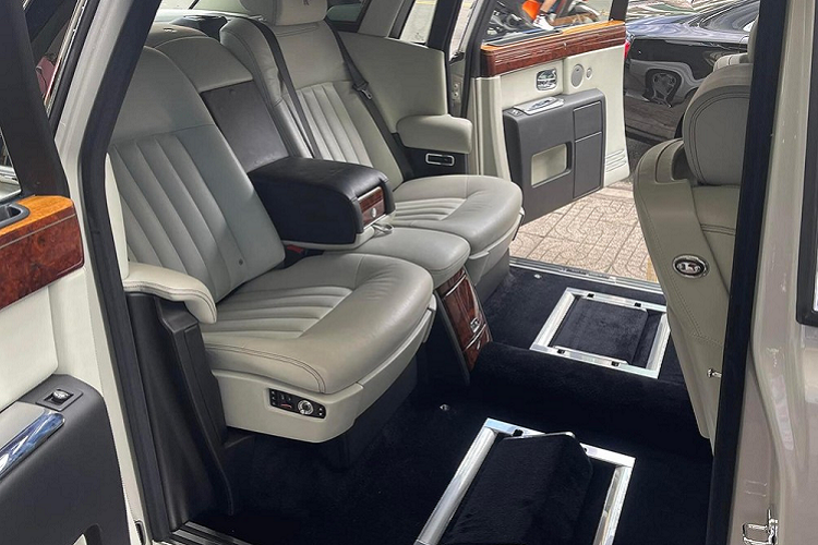 Trên bậc cửa xe không phải là ký hiệu nơi sản xuất xe, cũng chẳng phải tên riêng của ai đó mà thay vào đó là dòng chữ "L.A Auto Show 2008" được biết đến là triển lãm ôtô Los Angeles 2008. Cần nhớ rằng dòng xe siêu sang Rolls-Royce Phantom thế hệ thứ 7 ra mắt từ năm 2003 nên chiếc xe được trưng bày tại Los Angeles Auto Show 2008 chắc chắn phải vượt qua hàng nghìn "thí sinh" khác để đứng trên bục trưng bày của hãng xe Rolls-Royce tại triển lãm danh giá nhất nước Mỹ, vì thế có thể xem đây là 1 "Hoa hậu".