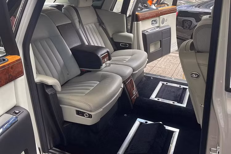 Trên bậc cửa xe không phải là ký hiệu nơi sản xuất xe, cũng chẳng phải tên riêng của ai đó mà thay vào đó là dòng chữ "L.A Auto Show 2008" được biết đến là triển lãm ôtô Los Angeles 2008. Cần nhớ rằng dòng xe siêu sang Rolls-Royce Phantom thế hệ thứ 7 ra mắt từ năm 2003 nên chiếc xe được trưng bày tại Los Angeles Auto Show 2008 chắc chắn phải vượt qua hàng nghìn "thí sinh" khác để đứng trên bục trưng bày của hãng xe Rolls-Royce tại triển lãm danh giá nhất nước Mỹ, vì thế có thể xem đây là 1 "Hoa hậu".