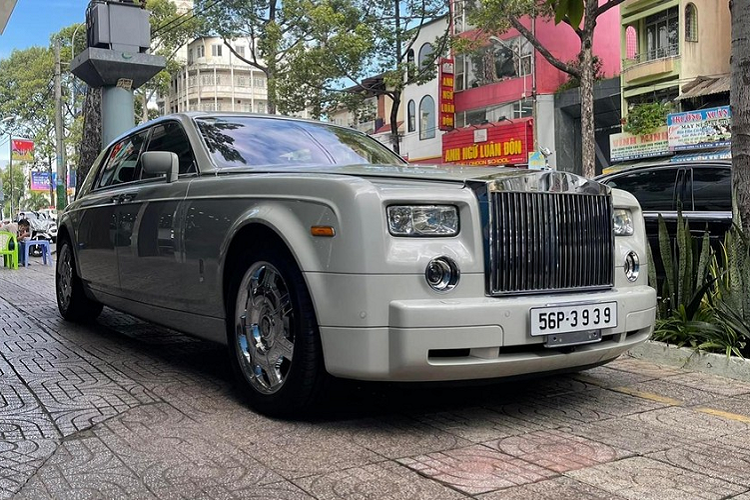 Màu sơn 2 tông màu kiểu như chiếc xe siêu sang Rolls-Royce Phantom trong bài viết này thậm chí hiện nay còn là tùy chọn ngoại thất rất đắt đỏ của các phiên bản xe như Mercedes-Maybach S-Class thế hệ mới hay Range Rover SVAutobiography hay Mercedes-Maybach GLS600.