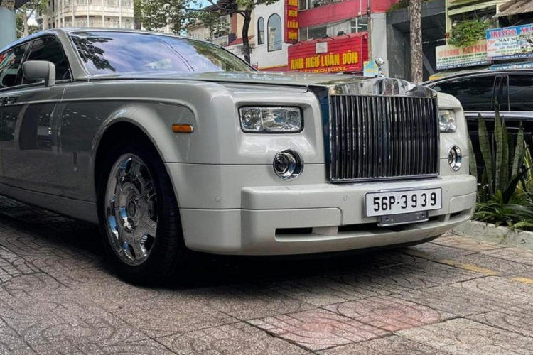 Như vậy không chỉ sở hữu biển số đẹp mà chiếc xe Rolls-Royce Phantom này còn sở hữu lý lịch rất khủng khi từng được trưng bày tại triển lãm ôtô Los Angeles 2008 trước khi được mang về từ năm 2010 để phục vụ đại gia Việt. "Trái tim" của xe là khối động cơ V12, dung tích 6,75 lít, sản sinh công suất tối đa 453 mã lực ở vòng tua máy 5.350 vòng/phút và mô-men xoắn cực đại 720 Nm ở vòng tua 3.500 vòng/phút. Xe đi kèm hộp số tự động 6 cấp.